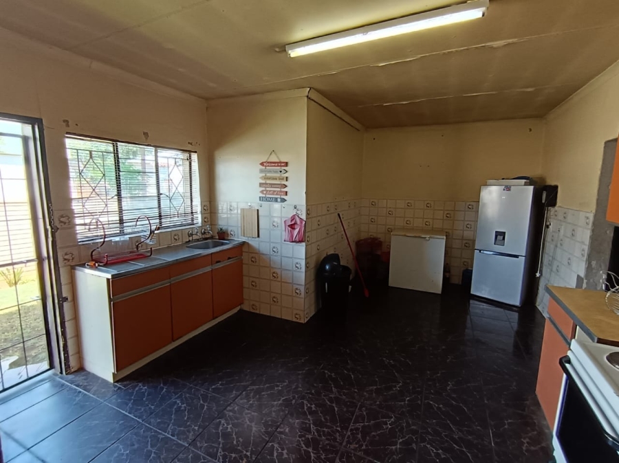5 Bedroom Property for Sale in Oos Einde North West